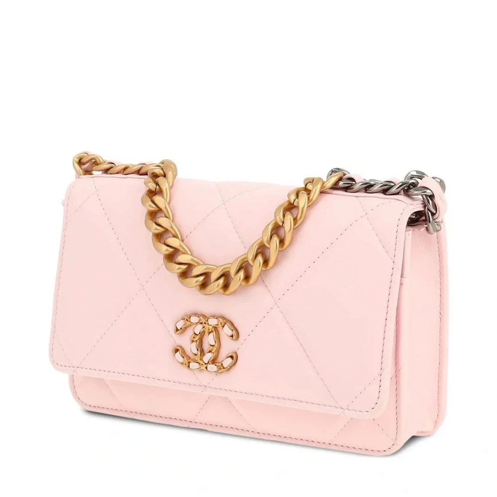 Chanel Light Pink Quilted Crossbody Bag with Gold Chain - Picture 4 of 4